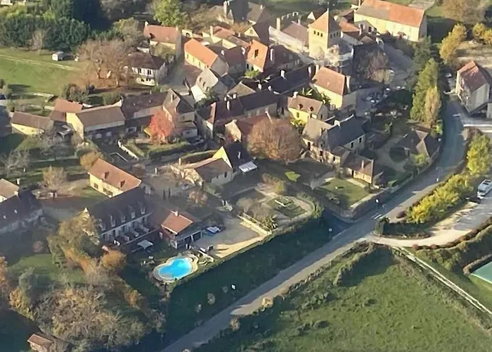 Hotel Bien-Etre Aux Cypres De Marquay-Calme Et Elegance-Laissez-Vous Porter Par Une Ambiance Chaleureuse Ou Chaque Instant Compte-Decouvrez Un Havre De Paix Ou Nature Et Confort Se Marient Pour Vous Offrir Une Experience Unique- Reservez Des Aujourd'